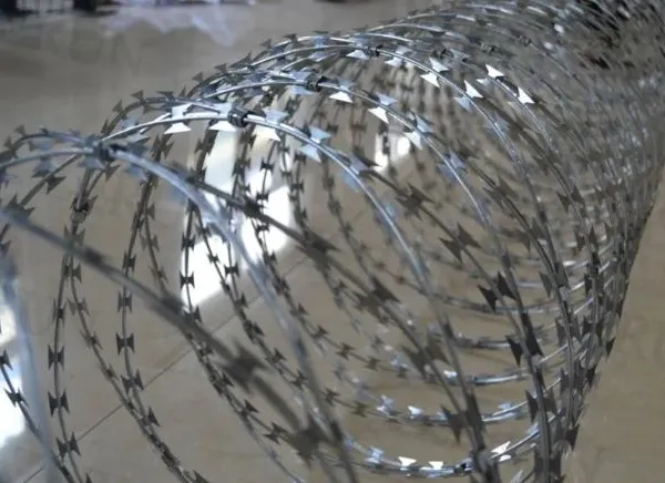 Galvanized PVC Stainless Steel Concertina Razor Blade Barbed Wire Bto-22 Bto-60 Cbt-65 Fencing Wire Price photo-3