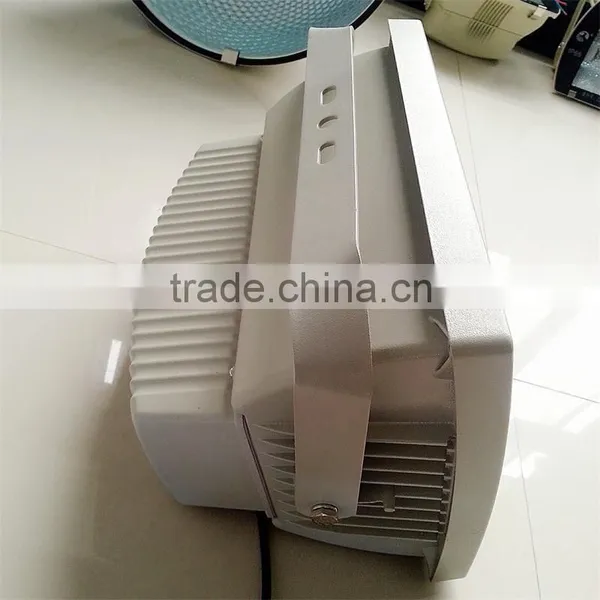 IP65 150W Energy Saving Ceramic Metal Halide Outdoor Flood Light photo-3