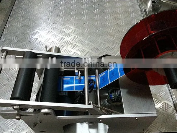 Semi-automatic Xylitol Round Wine Bottle Labeling Machine photo-4