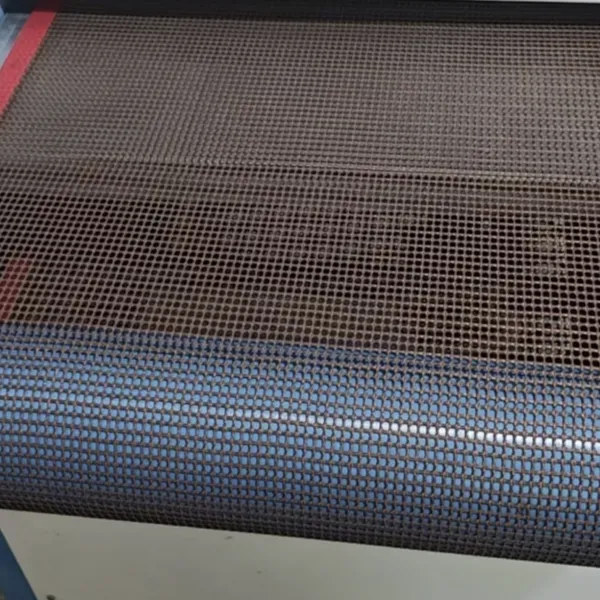 PTFE-Mesh-Förderband mit einer Dicke von 2 mm, einer Breite von 1,5 m, einer Tragfähigkeit von 100 kg/m und Teflon-Beschichtung