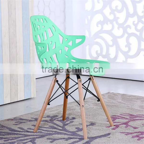 Villain Modeling Plastic Arm Chair Wooden Legs Modern Hollow Plastic Leisure Dinning Chair photo-2