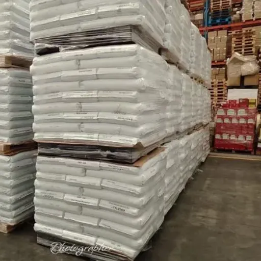 Пластиковые гранулы POM K300. Коэффициент усадки 1,5%. Твердость 80 по шкале Шора D. Стабильные свойства при литье под давлением.