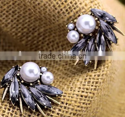Fashion Wholesale Lady Irregular Imitation Pearl Diamond Stud Earrings photo-5
