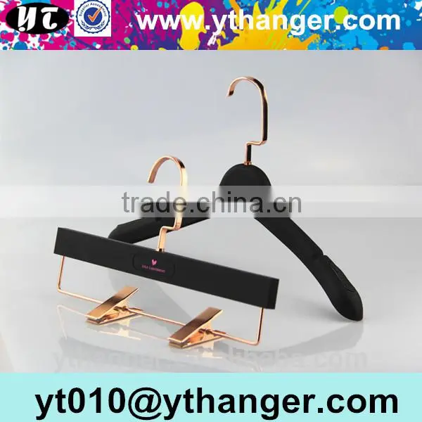 YY0538 Black Antislip Rubber Coated Plastic Hanger Rubber Coat Hanger With Metal Hook photo-5