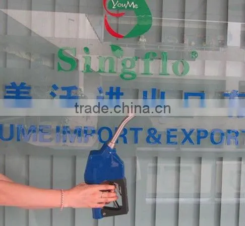Automatic oil gun for adblue pump
