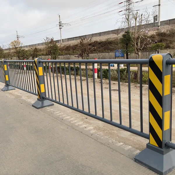 BAIFA Hot-dip Galvanized Municipal Traffic Barrier Guardrail With Reflective and Light for Vehicle Non-motorized Lane Separation