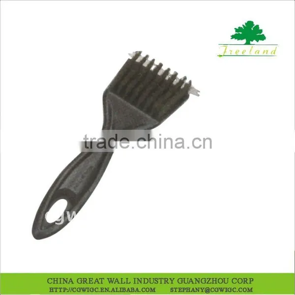 CLEANING BBQ GRILL BRUSH