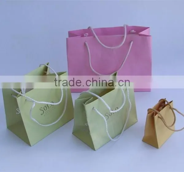 Kraft Paper Waterproof Paper Gift Bag With Ribbon Handles photo-2