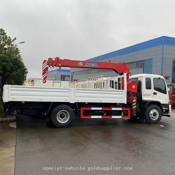 Isuzu Transport Vehicle Carrying a 5-ton Crane photo-2