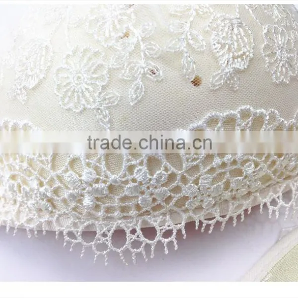 Romantic Design Strapless Sexy Girl Lace Bra for Wedding photo-4