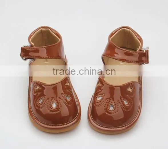 Manufacture 2016 New Arrival OEM Custom Leather Cute Newborn Squeaky Shoes Baby Girl Sandals photo-2