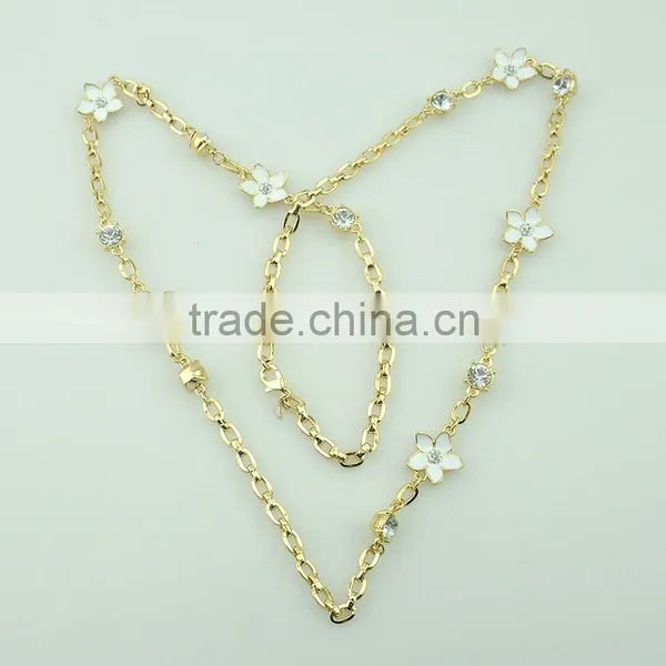 China Manufacturer Supply Gold Plated Handmade White Epoxy Alloy Flowers and Crystal Stones Earring and Necklace Jewelry Sets photo-3