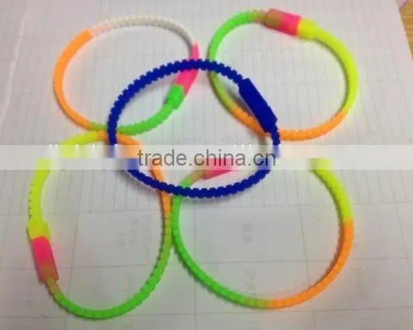 Promotional Bulk Cheap no Minimum Silicone Wristbands China photo-2