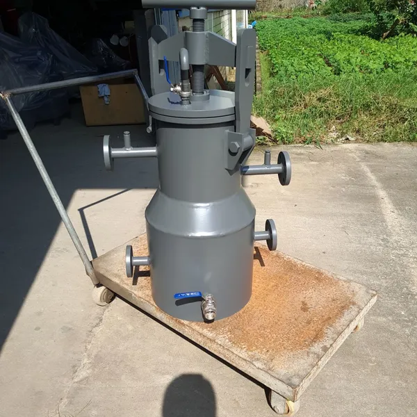 Quick opening filter is specifically designed for fuel filtration with heat tracing function