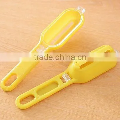 Stocked Plastic Fish Scale Scraper Fish Scale Remover With Cover photo-3
