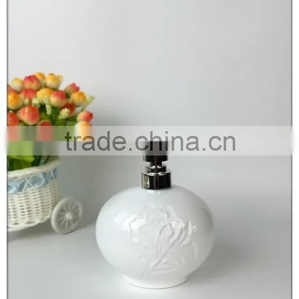 Embossed Rose White Ceramic Bathtroom Set photo-4