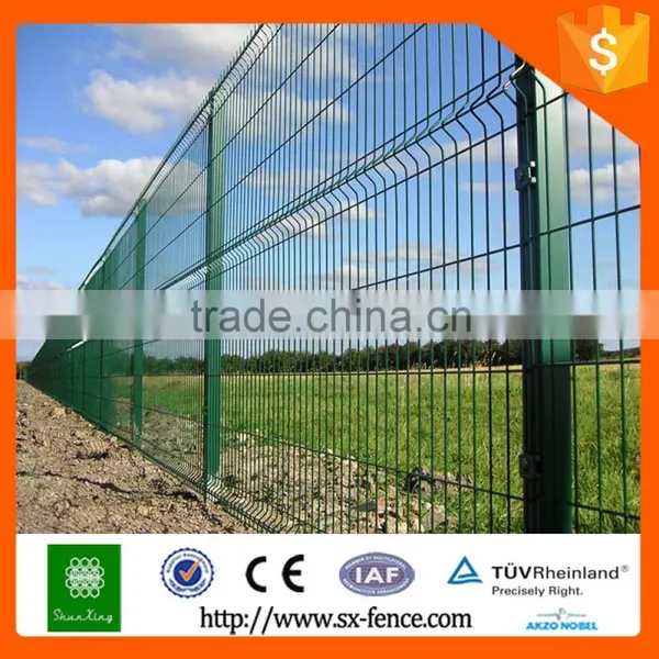 Made in China Powder coated wire mesh panel and fence columns post
