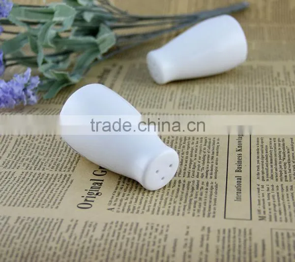 Wholesale Domestic Household White Ceramic Salt and Pepper Shaker Wedding Favors photo-3