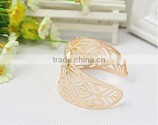 New Design Gold Hollow Triangle Bangles,metal Feather Shape Bangle in Bulk photo-3