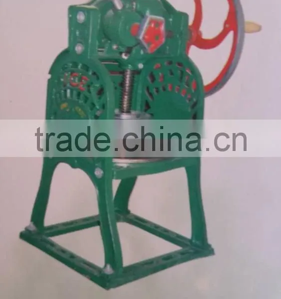 Manual shaved ice machine
