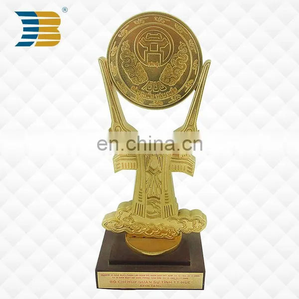 Custom Design Zinc Alloy 24k Gold Plating Metal Trophy With Wooden Base