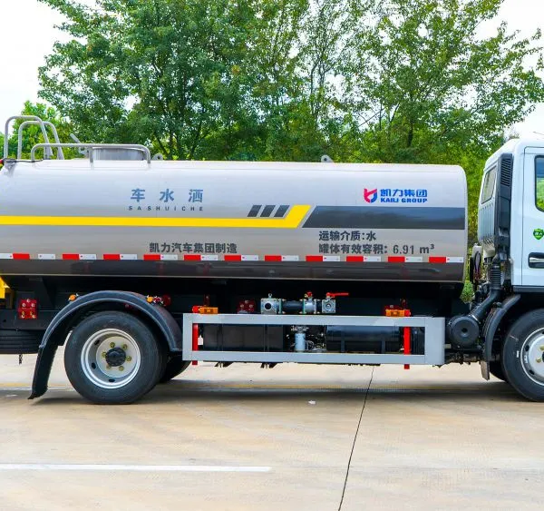HOWO/Sinotruck 4X2 4X4 6X4 6X6 8X4 10m3 20m 30m3 Truck Mounted Spray Milk/Water Tanker Truck Price for Sale/Water Truck/Used/New photo-4