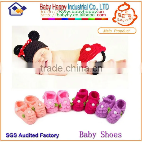 knit shoes upper and woolen hat
