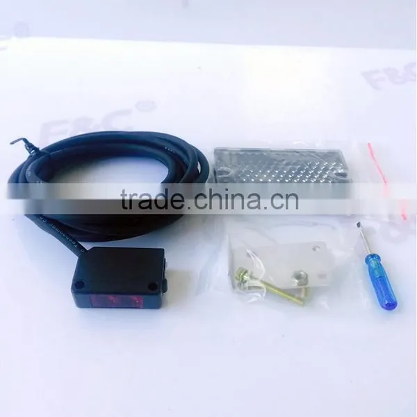 Small Square 12-24V dc PNP Retro-reflective Photoelectric Sensor With Reflector photo-5