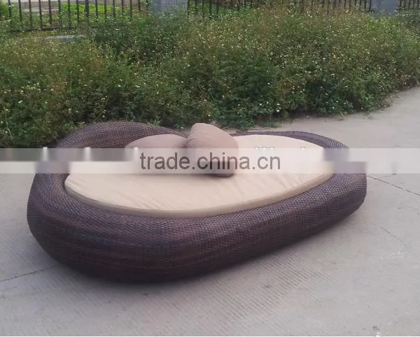 Outdoor Furniture Beach Side Sun Bed Waterproof Rattan Daybed photo-3