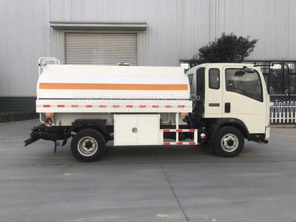 Sinotruk Howo 4x2 5000 Liters Fuel Tank Truck Oil Tanker photo-2