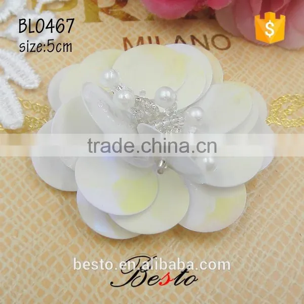 Factory Wholesale Decorative Bead Center White Flower Plastic Applique for Clothes photo-2