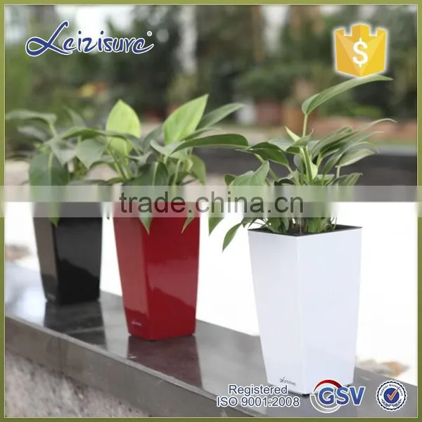 Made in China Round Baking Finish Self-watering Planters photo-3