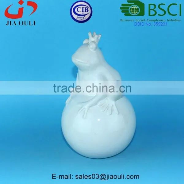BSCI Audit Factory EASTER Gifts Ceramic Cute Frog Prince on Ball Figurines, Novelty Frog Figurine photo-6