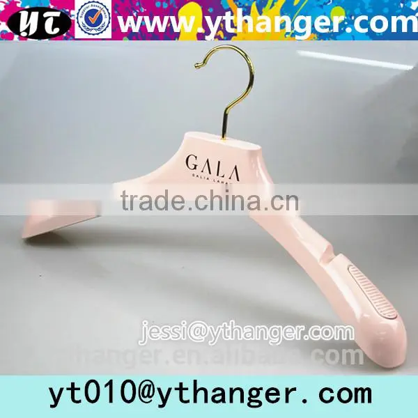 YY0481 Wholesale Cheap Gold Plastic Clothes Hanger With Notched Print Logo Plastic Hanger Supplier's Choice photo-3
