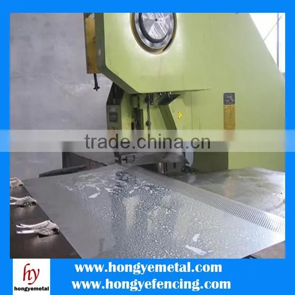SS 201/304/316 Stainlees Steel Perforated Antiskid Plate Manufacturer photo-2