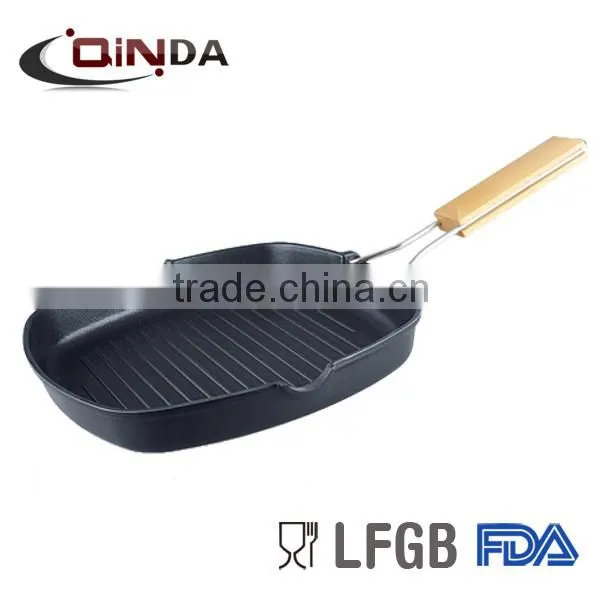 Die-cast non-stick grill pan with wooden handle