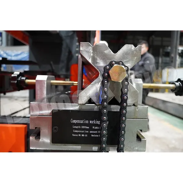 High Accuracy Manufacture 80t/2500 PSH CNC Hydraulic Servo Press Brake for Sheet Metal photo-3