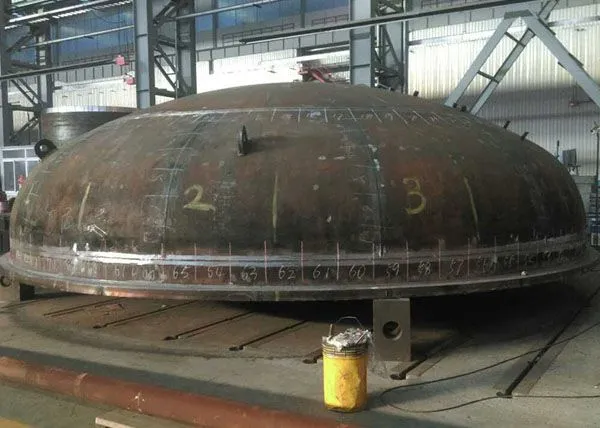 Конусная крышка давительного сосуда с облицовочной пластиной