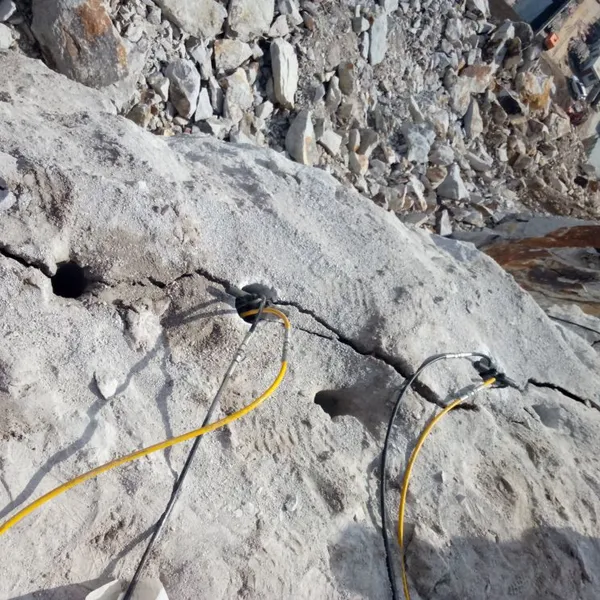 Handheld rock splitter
