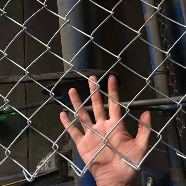 Factory Hot Sale Diamond Wire Mesh Chicken Fence PVC Black Coated Galvanized Chain Link Fence photo-4