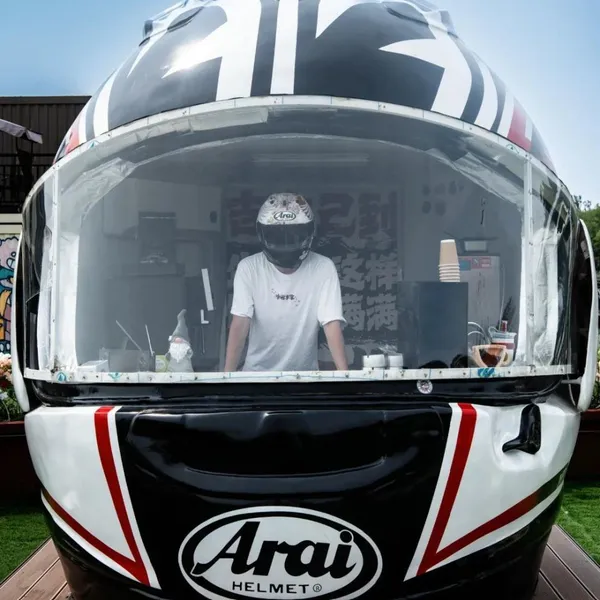 The Large-scale Outdoor Stainless Steel Artistic Motorcycle Helmet and Coffee House Sculpture Are Handcrafted Using Electroplating Technology.
