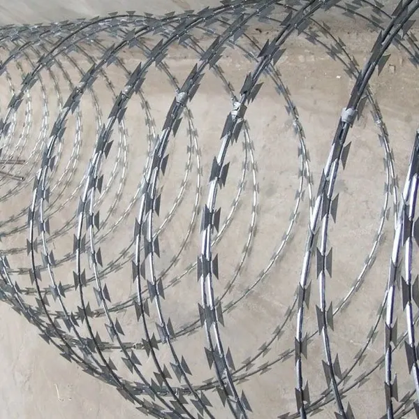 Fil de barbelé galvanisé sur mesure, bobine de 500 m. Prix du fil de barbelé le plus bas. Protection de sécurité. Fil de barbelé