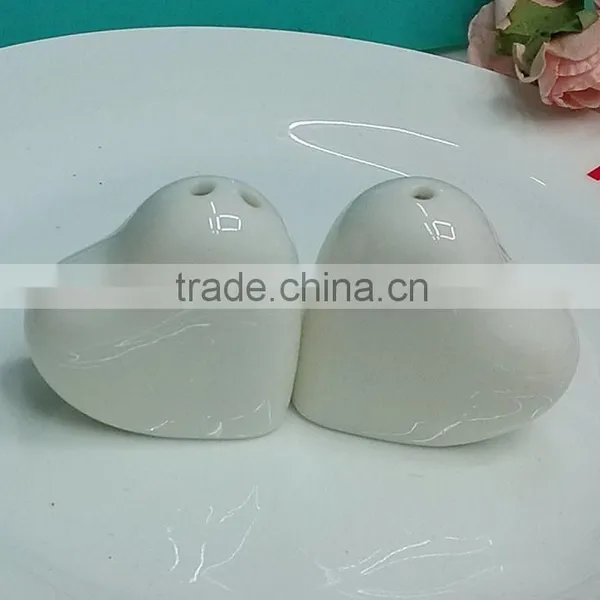 White Heart Shape Salt & Pepper Shakers Wedding Souvenirs photo-2
