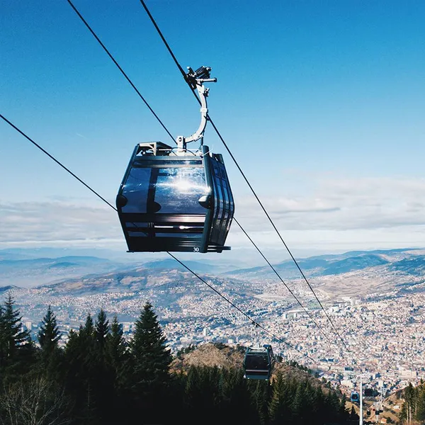 Dq Steel Overhead Cableway Gondola Lift for Commercial Outdoor Use 100-500kg Capacity 5-10 Passengers Customizable Mountain Cableway