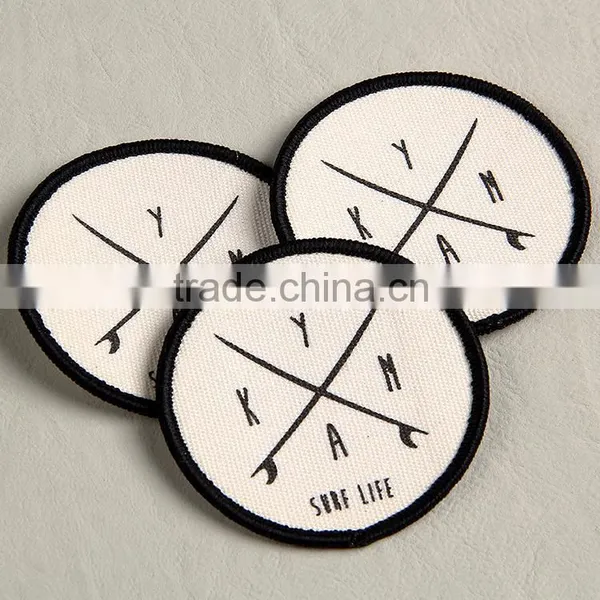 China Label Factory Custom Black Overlocked Label Badge for Acrylic Handbag photo-3