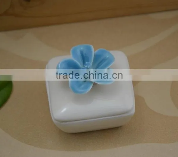 Wholesale White Ceramic Trinket Box With Flower Shape Design photo-3