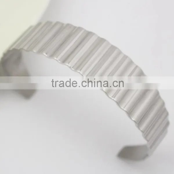 Mirror Polish Personality Lover Bracelets Jewellery Accesories 304L/316L Stainless Steel for Women Men Etched Stripe Bangles photo-4