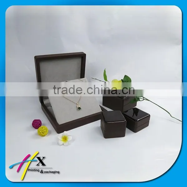 Customized Elegant Necklace Box in Size 18*18*4cm