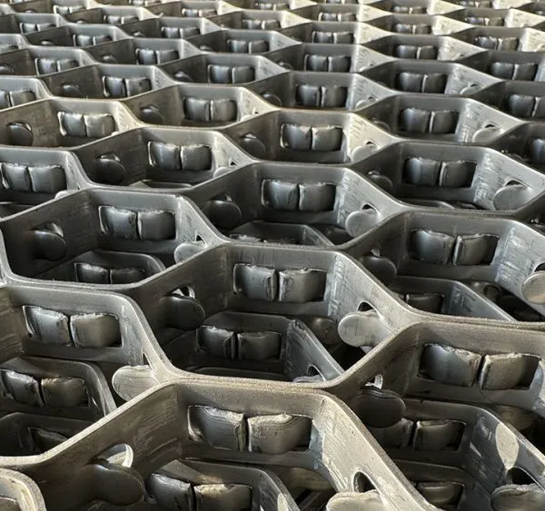 Manufacturer's Cost-Effective Low Carbon Steel Hexsteel Plain Weave Turtle Wire Mesh for Hot Floors Cut Weld for Foundry photo-4