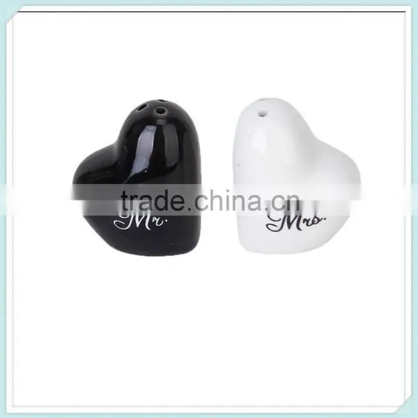 Wedding Heart Ceramic Mr. and Mrs. Salt Wedding Party Favors Pepper Shakers Set